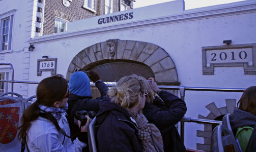 GAMMELT: Guinness i sikte! Det 250 �r gamle bryggeriet f�r kameraene til � g� varme n�r sightseeingbussene passerer.
