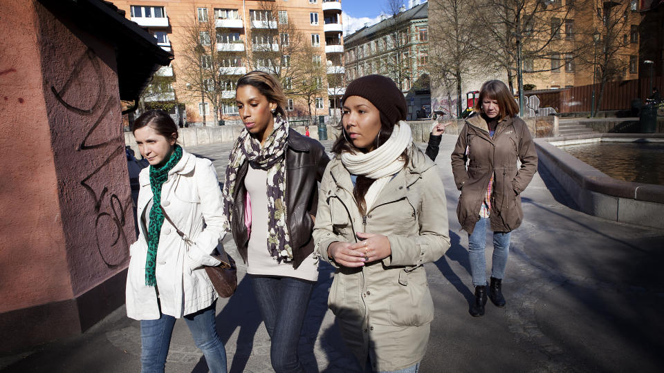 DEMONSTRERER: M�dre og unge, bosatt p� Gr�nland i Oslo, har sett seg leie av �penlys narkotikahandel, vold og br�k i nabolaget deres. Foto: Jon Terje Hellgren Hansen