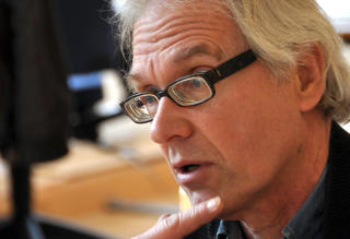 - KAN IKKE V�RE SIKKER: Lars Vilks synes det vil bli vanskelig � v�re hjemme i sitt eget hjem p� nattestid framover. Foto: AFP PHOTO/Scanpix