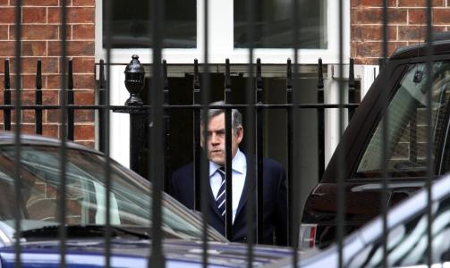 INNBITT: Gordon Brown tidligere i dag, biter seg i leppa og tilsynelatende noe bekymret. Foto: REUTERS/Cathal McNaughton/SCANPIX