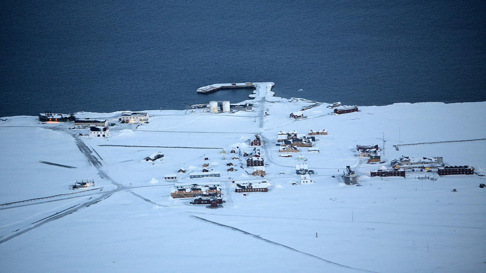ONLINE: Vintertid bor det om lag 25 personer i Ny-�lesund. Sommertid seks ganger s� mange. Men det er ikke f�rst og fremst innbyggerne som er �rsaken til den dyre fiberkabelutvidelsen. Foto: Jacques Hvistendahl