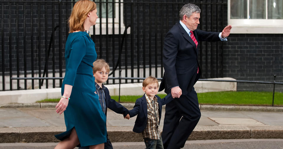 FARVEL: Gordon Brown, sammen med kona Sarah og deres to s�nner John og James, p� vei til Buckingham Palace. Foto: AFP PHOTO/Leon Neal/SCANPIX