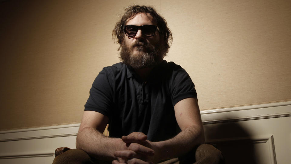 SKJEGGETE: Skuespilleren Joaquin Phoenix la om til en mer skjeggete look i fjor. N� er det full forvirring om det nyeste prosjektet hans er en dokumentar eller en sp�k. Foto: SCANPIX/AP Photo/Matt Sayles
