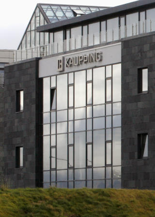  HUSET MED DE STORE TALL:  Kauptings hovedkvarter i Reykjavik. FOTO: BOB STRONG, REUTERS/SCANPIX.