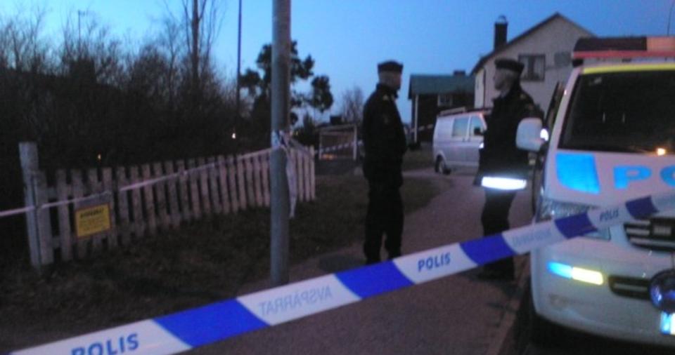 AVH�RT I NATT: Den siktede 62-�ringen ble i natt avh�rt og siktet for drapet p� sine to stebarn og deres biologiske far. Han benekter straffskyld. Foto: EXPRESSEN