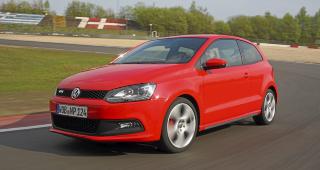 LEKEN: Polo GTI er lettere og mindre enn Golf GTI, og det gir reaksjonsvilje i svingene. I autobahnfart er den derimot mer ustabil. Foto: VW