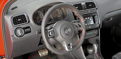 DETALJER: R�de s�mmer og ruter i setene h�rer med p� en GTI fra Volkswagen. Foto: VW