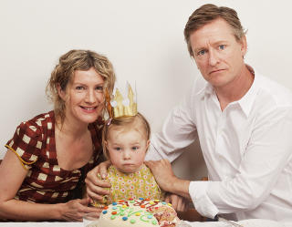 �FADEREN�: Henrik Mestad og Andrine S�ther er foreldrene som g�r til grunne i August Strindbergs �Faderen�. Foto: Sigurd Fandango
