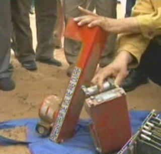 DEN SVARTE BOKSEN: Flyets s�kalte svarte boks er funnet ved vraket. Foto: AP/Libyan TV