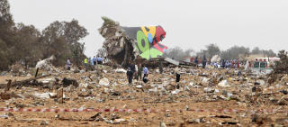 S�KER: Redningsarbeidere finkjemmer �stedet der det libyske flyet styrtet. Foto: AP/Abdel Meguid al-Fergany