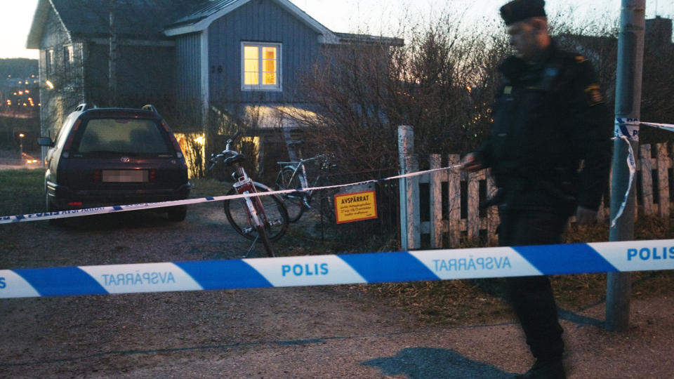 MANN P�GREPET: En 20 �r gammel mann ble i formiddag p�grepet for trippeldrapet i Sverige. Her fra �stedet. Foto: Mathias Johansson/Sundsvalls tidning