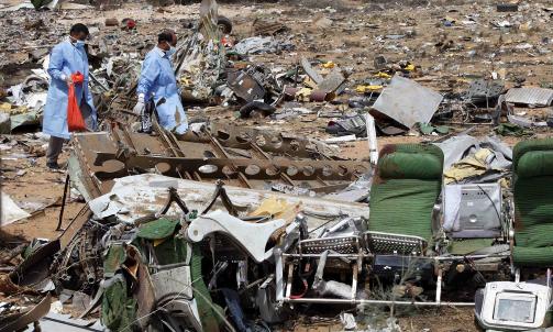 MASSIVE �DELEGGELSER: Restene av flyet er spredt over et stort omr�de. Foto: REUTERS/Ismail Zitouny/SCANPIX