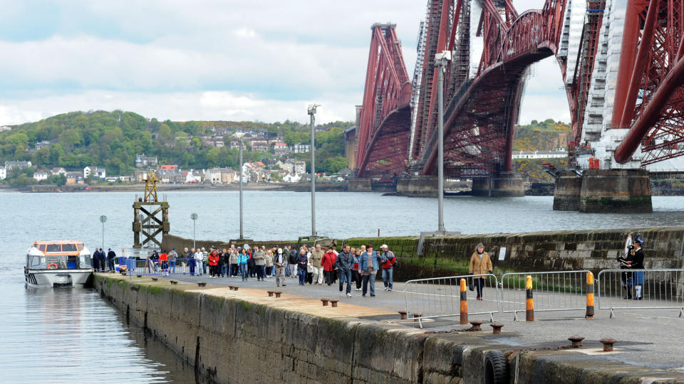 I EDINBURGH: Cruiseskipet �Vision of the seas� la i formiddag til kai i Queensferry, 30 minutter utenfor Edinburgh i Skottland.

Over 100 passasjerer om bord har blitt rammet av noroviruset. Symptomene er stort sett oppkast, men ogs� diar�. Foto: Jytte Nielsen / Dagbladet