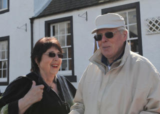 VIL IKKE REISE: Olaf Halvorsen (68) og kona Bj�rg Halvorsen (66) fra Fredrikstad ble selv ikke syk, men mener det var mye annet med cruiset som gj�r at han ikke vil reise med rederiet Royal Caribbean Cruise Lines (RCCL) igjen. Foto: Jytte Nielsen / Dagbladet
