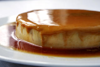 JA, VI ELSKER: Nordmenn elsker karamellpudding. Dette er en luksuri�s, men tradisjonell variant.