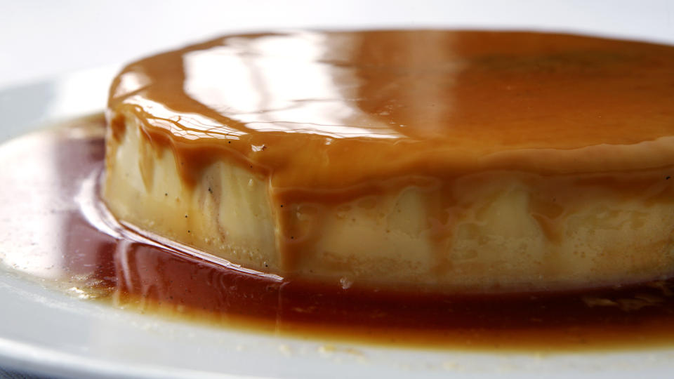 TRADISJONELL: Men framfor alt luksuri�s. Karamellpudding er mange nordmenns favorittdessert, og ikke s� komplisert � lage som mange tror. I Magasinet i morgen l�rer Andreas Viestad deg framgangsm�ten. Foto: METTE RANDEM/DAGBLADET