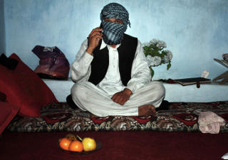 SPION: I det offentlige liv jobber Jawad (24) for den afghanske regjeringen. Egentlig er han spion for Taliban.