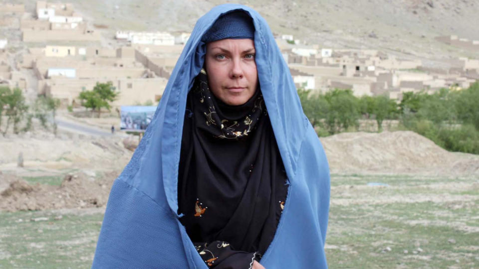 I BURKA: Terese Cristiansson gikk med burka og fikk beskjed om � bevege seg som en afghansk kvinne. Dessuten hadde hun ikke med seg noe som kunne vise at hun var utenlandsk. Alle foto: TERESE CRISTIANSSON
