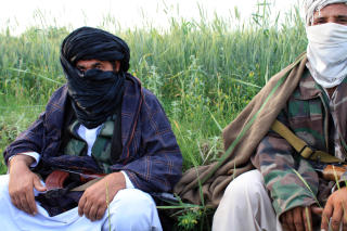 KOMMANDANT: Mannen til venstre er kommandant i den lokale Taliban-avdelingen p� stedet der den svenske reporteren bodde.