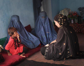 M�TE MED KVINNENE: Terese (t.h.) fikk m�te Taliban-kvinnene som bor i leirehuset der hun oppholdt seg. Taliban n�lte, ettersom de fryktet at hun skulle gi dem vestlige ideer.