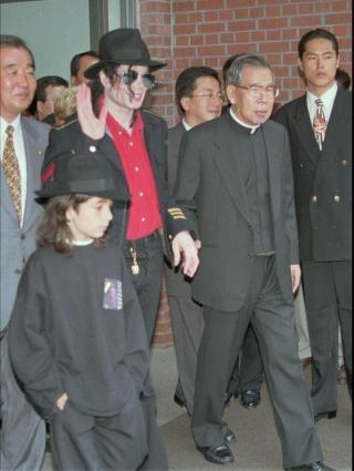 GODE VENNER: Norske Omer Bhatti hadde et n�rt vennskap med Michael Jackson siden han ble oppdaget av superstjerna i Tunis som tolv�ring. Her er de sammen i Seoul etter et bes�kt til et katolsk senter. Foto: SCANPIX