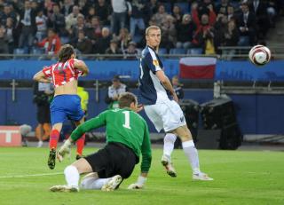 KIKKET FORTVILT MOT LINJEMANNEN: Men der s� Brede Hangeland flagget bli holdt nede, og Diego Forlan kunne juble for Atleticos lederm�l. Foto: EPA/Jochen Luebke NO MOBILE DEVICES