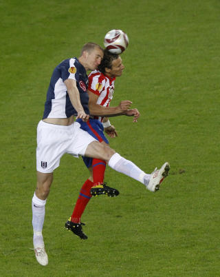 M�TTE STJERNEDUOEN: Brede Hangeland hadde sin fulle hyre mot Diego Forlan og Sergio Ag�ero - og trivdes nok best n�r ballen kom i luftrommet, som her. Foto:           REUTERS/Christian Charisius