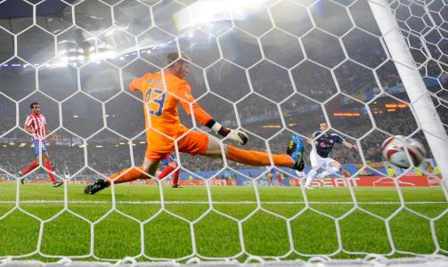 UTLIKNET: Simon Davies utliknet til 1-1 p� Fulhams f�rste sjanse etter 36 minutter. Foto: EPA/Kay Nietfeld