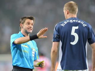 FIKK DET GULE: Hangeland holdt f�rst Ag�ero f�r han protesterte mot dommeren. Da ble det gult kort. Foto: EPA/Maurizio Gambarini