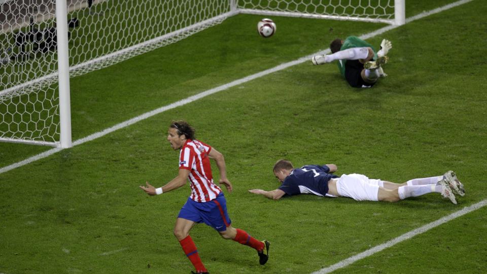 HER FALLER AVGJ�RELSEN: Diego Forlan treffer ikke skikkelig med flikken sin, men ballen g�r via Brede Hangeland og forbi Mark Schwarzer. Da var det igjen fem minutter av andre ekstraomgang. Foto:  (AP Photo/Michael Sohn)