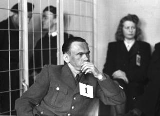 D�MT TIL D�DEN: Bildet er fra fra rettssaken i 1946 der krigsforbryteren Henry Rinnan sitter p� tiltalebenken, sammen med 29 av sine assistenter.