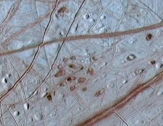 LIV P� EUROPA? Et bilde av den isdekte overflata til Jupiter-m�nen Europa. Forskere har et h�p om at liv kan eksistere i flytende hav under den frosne overflata. Foto: AFP PHOTO/NASA