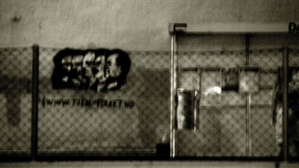 BERGEN: Denne grafittien dukket opp i Bergen i desember 2007. Det ville toppene i Tjen Folket se mer av, gjerne p� skolevegger i Oslo.  Foto:Tjen Folket