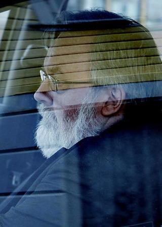 NEKTER: Da Dagbladet opps�kte hovedkasserer og landsstyremedlem Kjell Gunnar Larsen (53) i SOS Rasisme i Haugesund nektet han � svare p� sp�rsm�l. Larsen (53) er SOS Rasismes mektigste mann med en rekke verv.  Han er ogs� nestleder i den ytterligg�ende kommunistiske organisasjonen Tjen Folket. Foto: Jacques Hvistendahl/Dagbladet