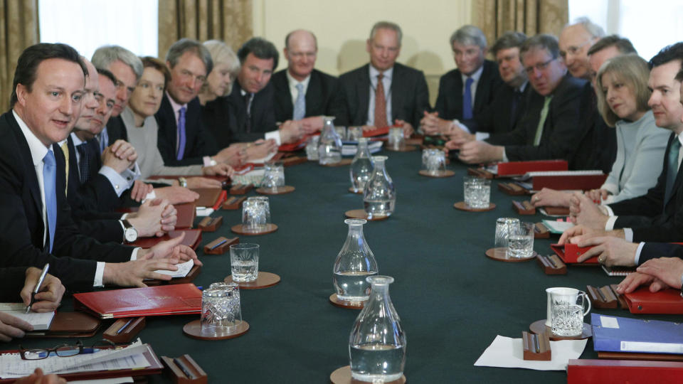 F�RSTE M�TE:  David Cameron (t.v.) ledet sitt f�rste regjeringsm�te i Downing Street i London torsdag. Foto: AP Photo/Andrew Winning