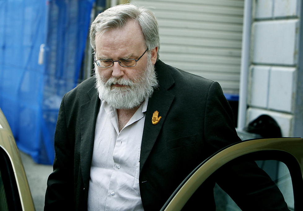 STOR, FEILF�RT KJ�REGODTGJ�RELSE: Hovedkasserer og daglig leder Kjell Gunnar Larsen (55) er SOS Rasismes mektige mann. I 2008 utbetalte han kilometergodtgj�relse p� 21 500 kroner for 6 390 kilometer kj�ring, i hovedsak lokalt i Haugesund. Han er ogs� nestleder i den ytterligg�ende stalindyrkende organisasjonen Tjen Folket. Her forlater han kontoret til SOS Rasisme, i bil, i 2009. Foto: Jacques Hvistendahl/Dagbladet