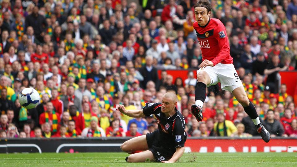 SILLY QUESTION SEASON: Det engelskmennene kaller �silly season� - tiden mellom to sesonger hvor overgangsryktene flyr villt - er i gang. Dimitar Berbatov er en sentral person i mange av ryktene, men kan ikke forst� hvorfor han f�r s� mange sp�rsm�l om hvor han skal. Foto: Magi Haroun, EPA/Scanpix
