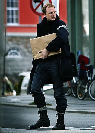 NEKTER: Tjen Folkets talsmann og ansatt i SOS Rasisme nekter for at Tjen Folket har noe med e-postene � gj�re, til tross for at de er sendt fra eposter som angivelig tilh�rer organisasjonens lederskap. Foto: Jacques Hvistendahl / Dagbladet