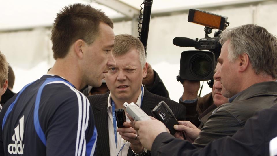 INGEN FARE: Chelsea-kaptein John Terry ser ut til � ha ristet av seg skaden allerede.Foto: SCANPIX/AP