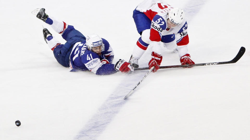 T�FF KAMP: Frankrikes Pierre-Edouard (t.v.) kjemper om pucken med Anders Fredriksen under VM-kampen i ishockey mellom Frankrike og Norge i Mannheim.
Foto: H�kon Mosvold Larsen / Scanpix