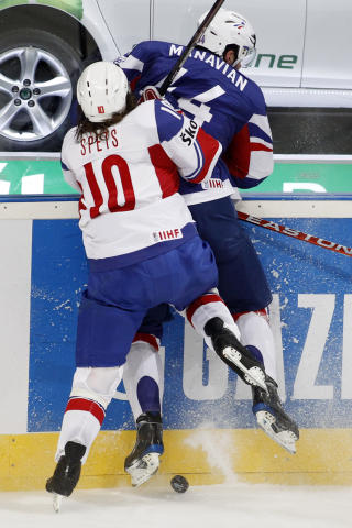 STOPP: Lars Erik Spets takler Antonin Manavian.
Foto: H�kon Mosvold Larsen / Scanpix