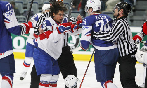 SCORET: Mats Zuccarello Aasen (t.v.) barket sammen med Nicolas Besch under VM-kampen, men Modo-proffen scoret ogs� for Norge.
Foto: H�kon Mosvold Larsen / Scanpix