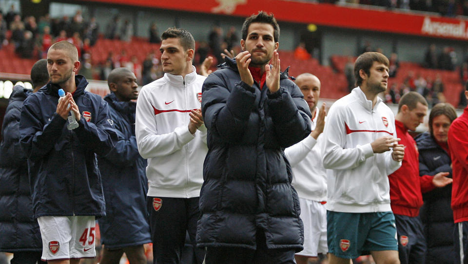 �PEN FRAMTID: Cesc Fabregas tror han vil spille for Barcelona igjen i framtiden, men Arsenal-fansen vil nok h�pe at det ikke blir allerede neste sesong.Foto: SCANPIX/AFP/IAN KINGTON