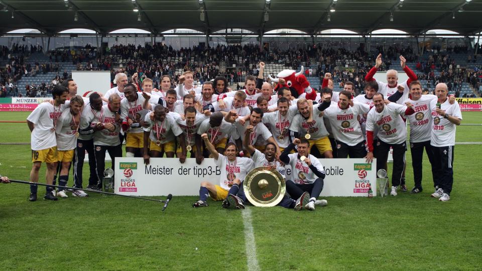 MESTERE: Salzburg feirer etter 2-0-seieren over Sturm Graz. Med seieren er Salzburg �sterriksk seriemester i fotball. Foto: SCANPIX/ EPA/MARKUS LEODOLTER