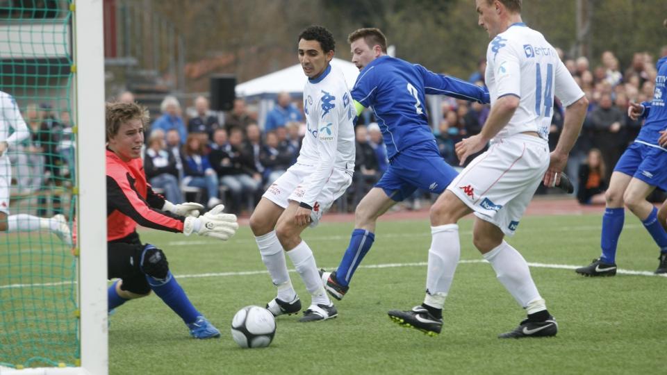 M�LFEST: VIFs Mostafa Abdellaue setter inn 4-0 bak Oppsals keeper Patric Tyszko. Tyszko m�tte hente ballen i nettet elleve ganger mot V�lerenga. 
Foto: Kyrre Lien / Scanpix