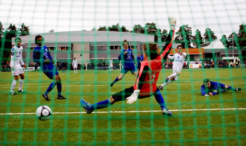 UNG OG GOD: 15-�rige Kamer Qaka satte punktum for kampen da han satte inn 11-1 bak keeper Patric Tyszko p� Trasop Kunstgress i Oslo.
Foto: Kyrre Lien / Scanpix