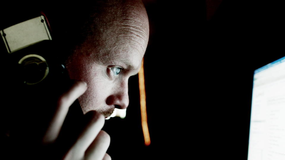 OVERV�KNING: Arbeiderpartiet har klart � kneble debatten om datalagringsdirektivet. Blir direktivet innf�rt, f�rer det til en masselagring av informasjon om vanlige borgere, sier artikkelforfatterne. Illustrasjonsfoto: Siv Johanne Seglem