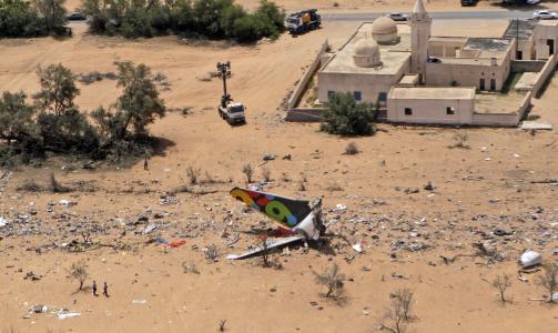 STORE �DELEGGELSER: Vrakdeler fra Airbus A330-200-flyet er spredt over et stort omr�de. Flyet krasjet under landing i Libyas hovedstad Tripoli. Foto: AP Photo/Andrew Medichini/SCANPIX