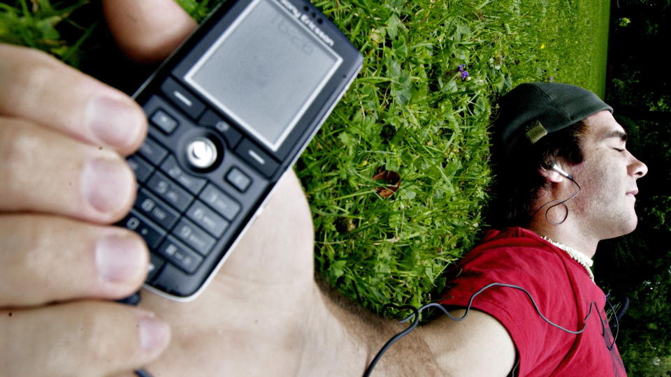 MUSIKK P� MOBIL: Du m� v�re nedsn�dd ungkar for � tro at verdens st�rste stereoanlegg gir deg status i 2010. N� har alle og enhver all verdens l�ter p� mobilen eller mp3-spilleren. 
Foto: Lars Myhren Holand