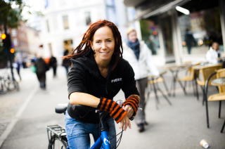 BIDRAR: Prest Sunniva Gylver. 
Foto: H�kon Eikesdal